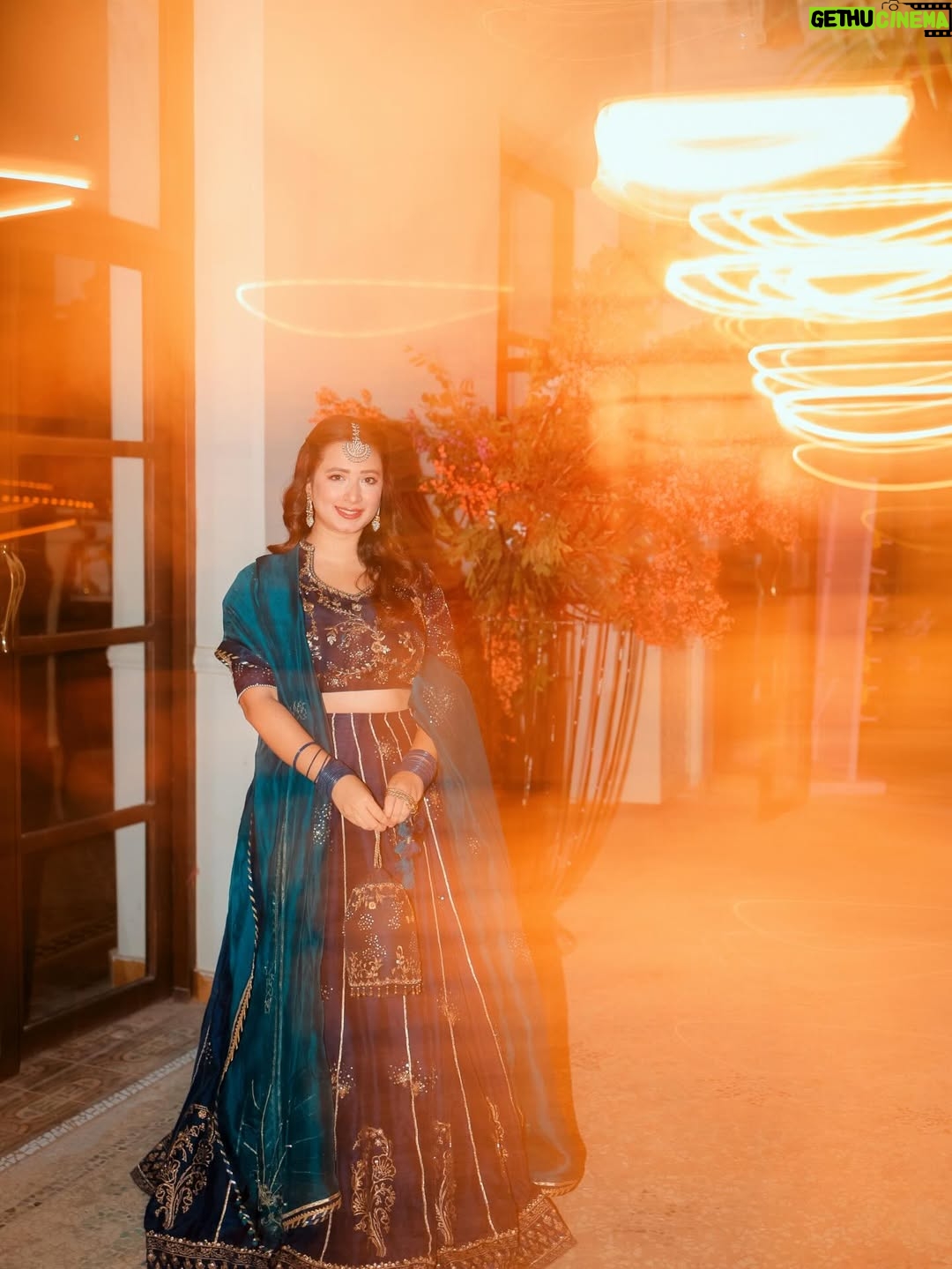 Komal Aziz Khan - 57.4K Likes - Shaadi season got me …

Outfit @mubashirausmanofficial 
Photography @rehanmithanii 
Makeup and styling by your truly 🥰