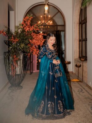 Komal Aziz Khan Instagram - Shaadi season got me …

Outfit @mubashirausmanofficial 
Photography @rehanmithanii 
Makeup and styling by your truly 🥰