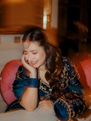 Komal Aziz Khan Instagram - Shaadi season got me …

Outfit @mubashirausmanofficial 
Photography @rehanmithanii 
Makeup and styling by your truly 🥰