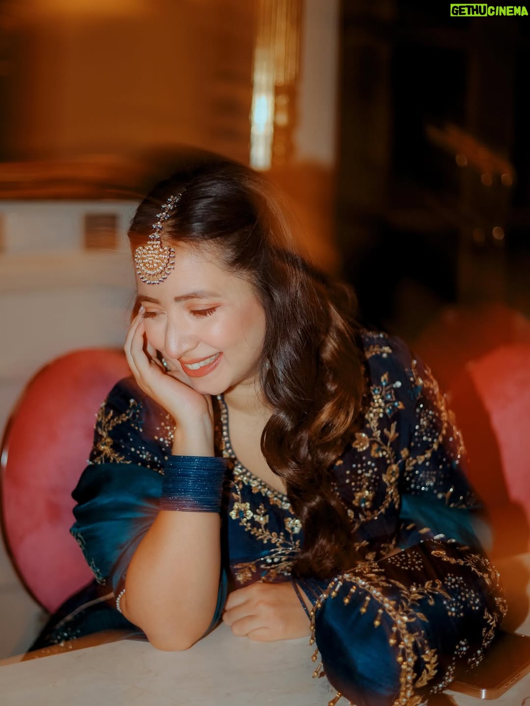 Komal Aziz Khan - 57.4K Likes - Shaadi season got me …

Outfit @mubashirausmanofficial 
Photography @rehanmithanii 
Makeup and styling by your truly 🥰