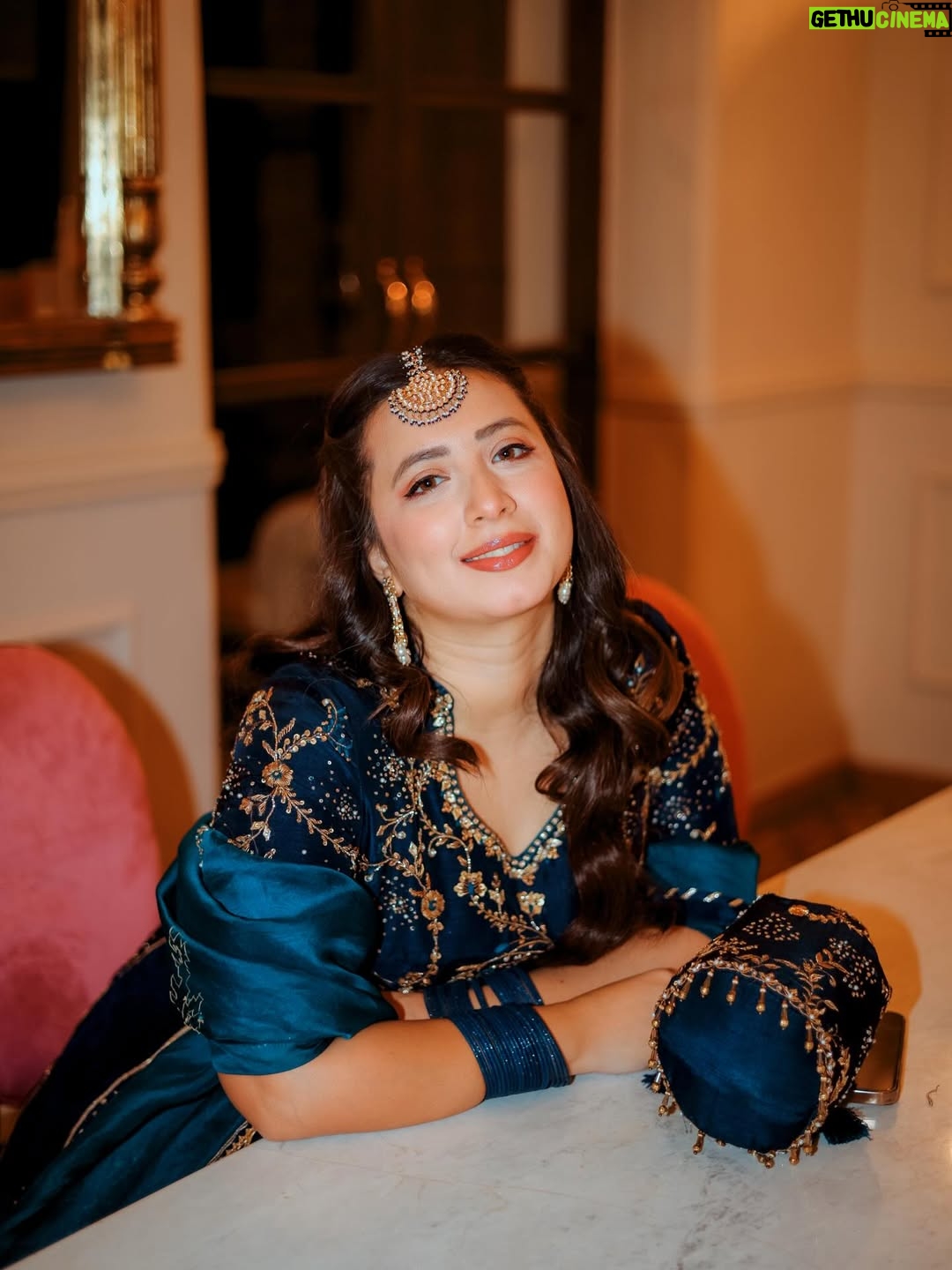 Komal Aziz Khan - 57.4K Likes - Shaadi season got me …

Outfit @mubashirausmanofficial 
Photography @rehanmithanii 
Makeup and styling by your truly 🥰