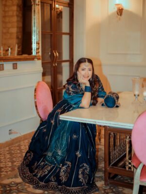 Komal Aziz Khan Instagram - Shaadi season got me …

Outfit @mubashirausmanofficial 
Photography @rehanmithanii 
Makeup and styling by your truly 🥰