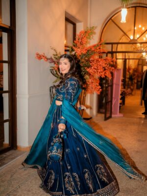 Komal Aziz Khan Instagram - Shaadi season got me …

Outfit @mubashirausmanofficial 
Photography @rehanmithanii 
Makeup and styling by your truly 🥰