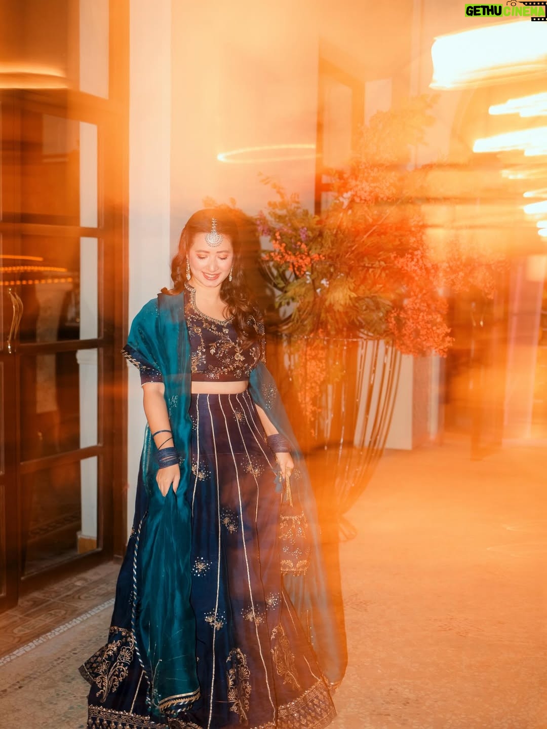 Komal Aziz Khan - 57.4K Likes - Shaadi season got me …

Outfit @mubashirausmanofficial 
Photography @rehanmithanii 
Makeup and styling by your truly 🥰