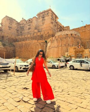 Komal Gudan Instagram - “Jaisalmer, YOU BEAUTY ☀️ 🐪
Already stolen our heart & it’s just day 1
Walking through the Fort and the Golden City feels like stepping into a living painting. The narrow lanes are alive with Colors. Every turn surprises you with something beautiful Can’t wait to explore more of this golden wonderland! ✨ #GoldenCity