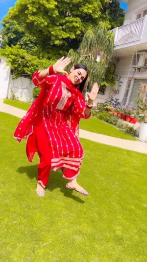 Komal Gugnani Instagram - Apna favourite song btao jo Diljit Dosanjh ne Gaya ho😄
Outfit: @umang_ethnic
#komalgugnani #barbiedoll #reelsinstagram #trending #dance #dolldance #diljitdosanjh #punjabidance #punjabisongs