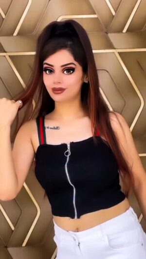 Komal Gugnani Instagram - Ankhon m Doob gaye kya😁
#Barbiedoll #dolldance #doll #komalgugnani #reelsinstagram #trending #indianbarbiedoll #indiandoll