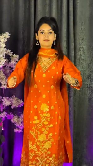 Komal Gugnani Instagram - Outfit ya dance 🙃
#Fortuner #komalgugnani #barbiedoll #reels #dance #haryanvi #trending @gulshan_music_official @its_rajmawar @ruchikajangid