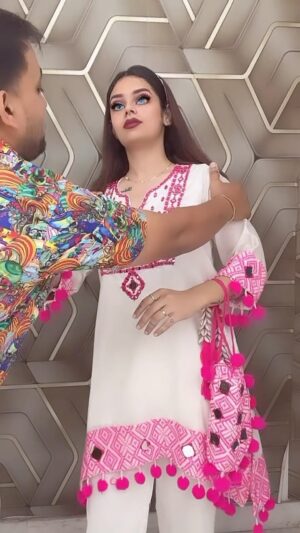 Komal Gugnani Instagram - Sajna ve Sajna😍
@shehnaazgill
@sunidhichauhan5
#sajnavesajna #barbiedoll #komalgugnani #reels #reelsinstagram #dance