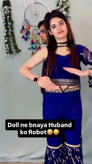 Komal Gugnani Instagram - They dance the trend. I *become* the Trend. 💅🖤 #RobotGirlMove
#DollDanceTrend #DollStyleReacts #ViralReel
