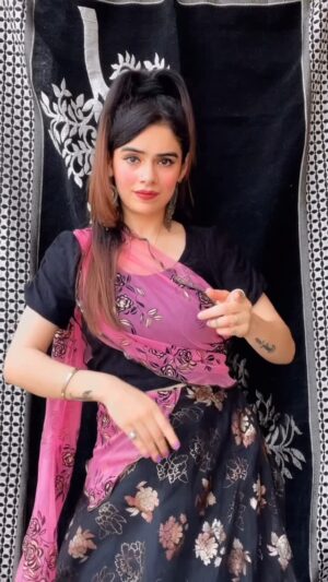 Komal Gugnani Instagram - Can anyone convert these lines in Hindi😁 love the Vibe❤️
#komalgugnani #barbiedoll #reels #marathisong #trending #marathimulgi #Shaky
@isha__malviya @sanjurathod07