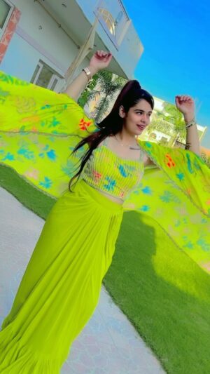 Komal Gugnani Instagram - Kaisi lgg rh h dress?❣️
Outfit: @umang_ethnic
#barbiedoll #Komalgugnani #reelsinstagram #reels #trending #dance #fashion