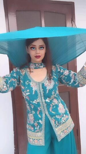 Komal Gugnani Instagram - Grooving on Kadak DJ song❣️
#lambalambaghunghat @ajayhoodaofficial
Outfit: @umang_ethnic
#komalgugnani #barbiedoll #reels #dance #dolldance