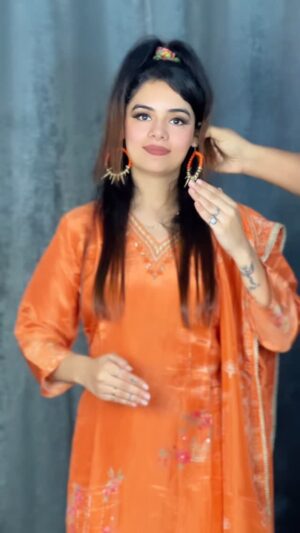 Komal Gugnani Instagram - “Kaan pakad ke dance ka kickstart… creative hai ya cringe? 👀”
#dolldancebykomal #DanceWithTwist #ReelTrend #FunDance #DollDance #DanceChallenge #ReelMasti #ForYou #TrendingReels
#barbiedoll #komalgugnani