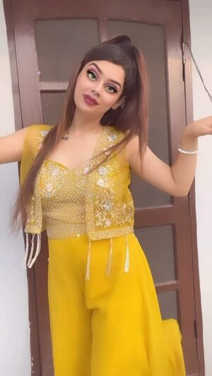 Komal Gugnani Instagram - Dabbe pe Dabba🎁
Outfit: @umang_ethnic
#dabbepedabba #udakabutar #komalgugnani #barbiedoll #reels