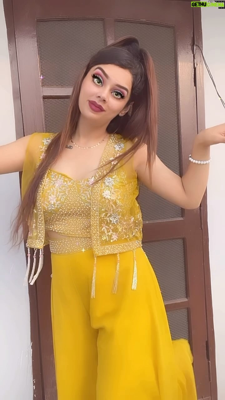 Komal Gugnani - 6.8K Likes - Dabbe pe Dabba🎁
Outfit: @umang_ethnic 

#dabbepedabba #udakabutar #komalgugnani #barbiedoll #reels