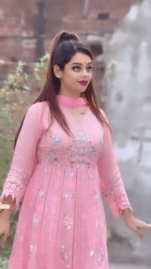 Komal Gugnani Instagram - 🍅 Bade Majedaar😋
Outfit: @umang_ethnic
#barbiedoll #komalgugnani #reels #reelsinstagram #trending #dolldance #ahatamatarbademazedar