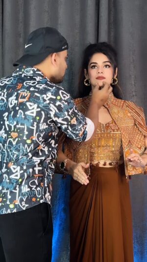 Komal Gugnani Instagram - Couple goals: 90% drama, 10% coordination 😁🌸
@mk_monusingh
#ranitumeinraja #komalgugnani #barbiedoll #reels #funnydance #couplegoals #dolldance #haryana #panipat #robotdance