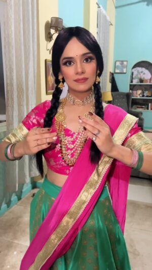 Komal Gugnani Instagram - Paapi Gudiya😁🌸
#komalgugnani #barbiedoll #reels #trending #oldisgold #dance #dolldance #haryana