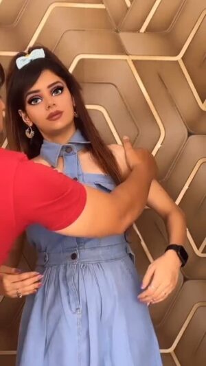 Komal Gugnani Instagram - Missed me?? 🫠🫠
#komalgugnani #barbiedoll #reels #reelsinstagram #sajnavesajna