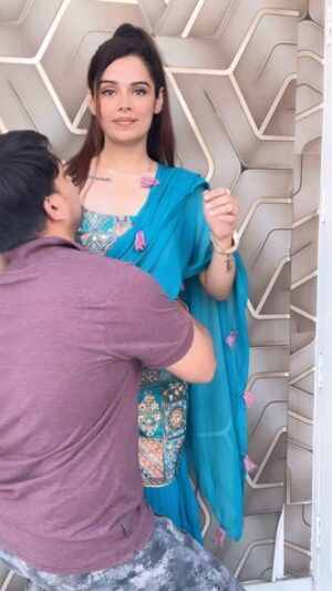 Komal Gugnani Instagram - Chunar was a paid actress 🥹🤌🏻
Outfit: @umang_ethnic
#barbiedoll #komalgugnani #reelsinstagram #reels #trending #dance #dolldance