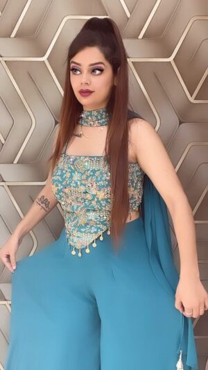 Komal Gugnani Instagram - Dabbe pe Dabba💎
Outfit: @umang_ethnic
#barbiedoll #komalgugnani #reels #udakabutar #dabbepedabba