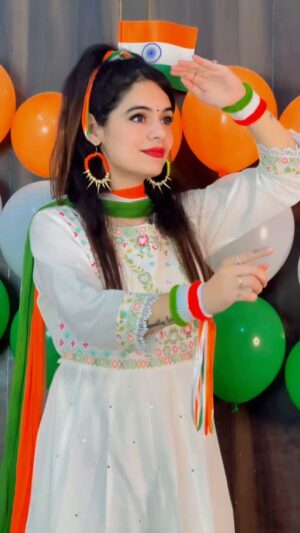 Komal Gugnani Instagram - Uss hrr Maa ko salam Jo apne bache ko Desh ki sewa m bhejti hai🥹🙏🏻🇮🇳
#79thindependenceday #dolldancebykomal #indianbarbiedoll #barbiedoll #savedelhincrdogs #voiceofvoiceless
