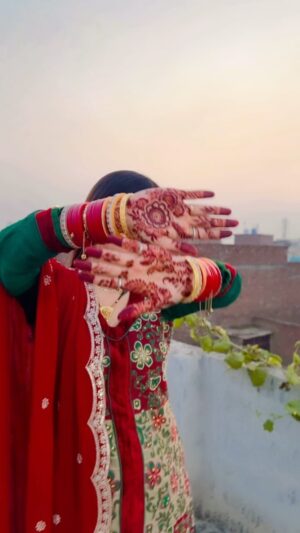 Komal Gugnani Instagram - Tere naam ka kiya shringar❣️ @mk_monusingh
#karwaspecial #karwachauthspecial❤️💕😍 #happykarwachauth #barbiedoll #komalgugnani