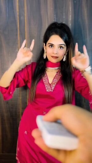 Komal Gugnani Instagram - Mera dance, mera deewanapan 💫😁♥️
#MeraDeewanapan #AmrinderGill #PunjabiVibes #DollDance #DanceReel #DesiReel #PunjabiSong #ReelWithFeel #DanceWithHeart #SoulfulVibes #InstaReel #TrendingReels #DesiArtist #barbiedoll #komalgugnani