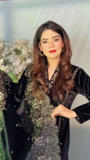 Komal Gugnani Instagram - 👀
Outfit : @umang_ethnic
#barbiedoll #komalgugnani