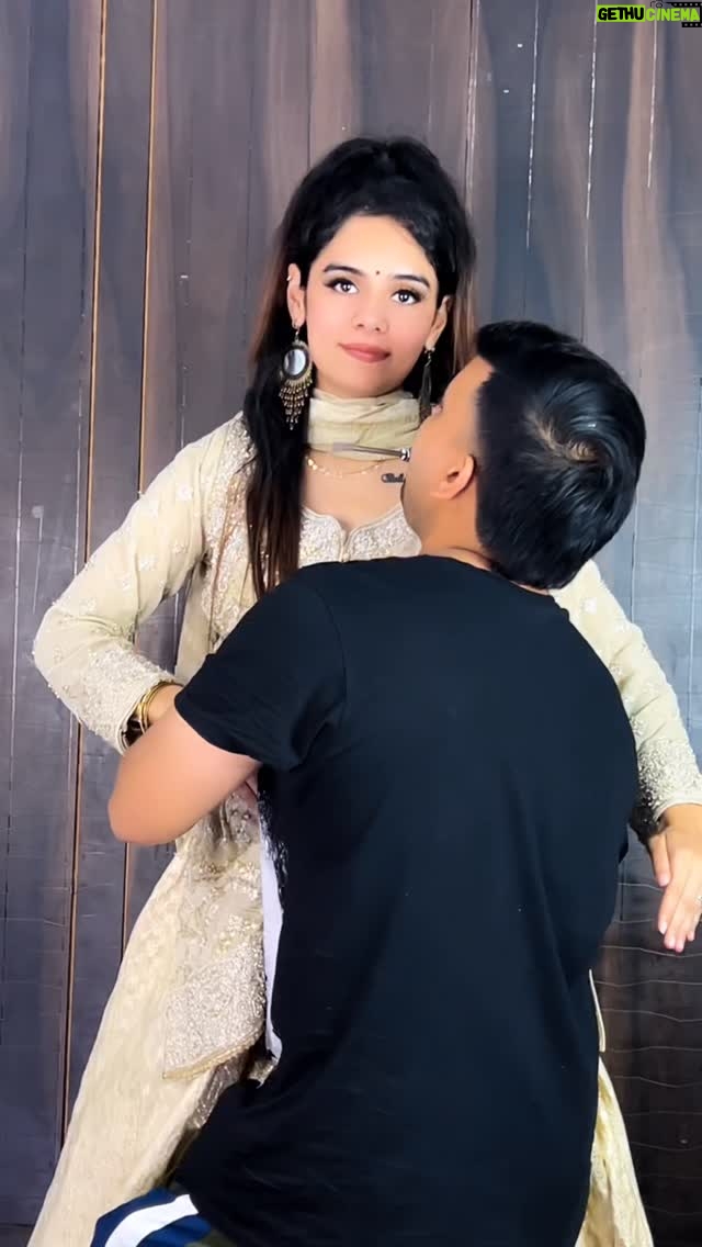 Komal Gugnani - 141.9K Likes - “Vibe hi alag 🔥 #ForAReason”
Outfit: @umang_ethnic 
@karanaujla 
#karanaujla #barbiedoll #komalgugnani #dance #Punjab #dolldancebykomal