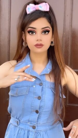 Komal Gugnani Instagram - Biceps dekh rh ho na💪😆
#barbiedoll #komalgugnani #reels #reelsinstagram #trending #dance #dolldance