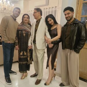 Komal Rizvi Instagram - Hum paanch. 🖐
#familylove #rizviclan