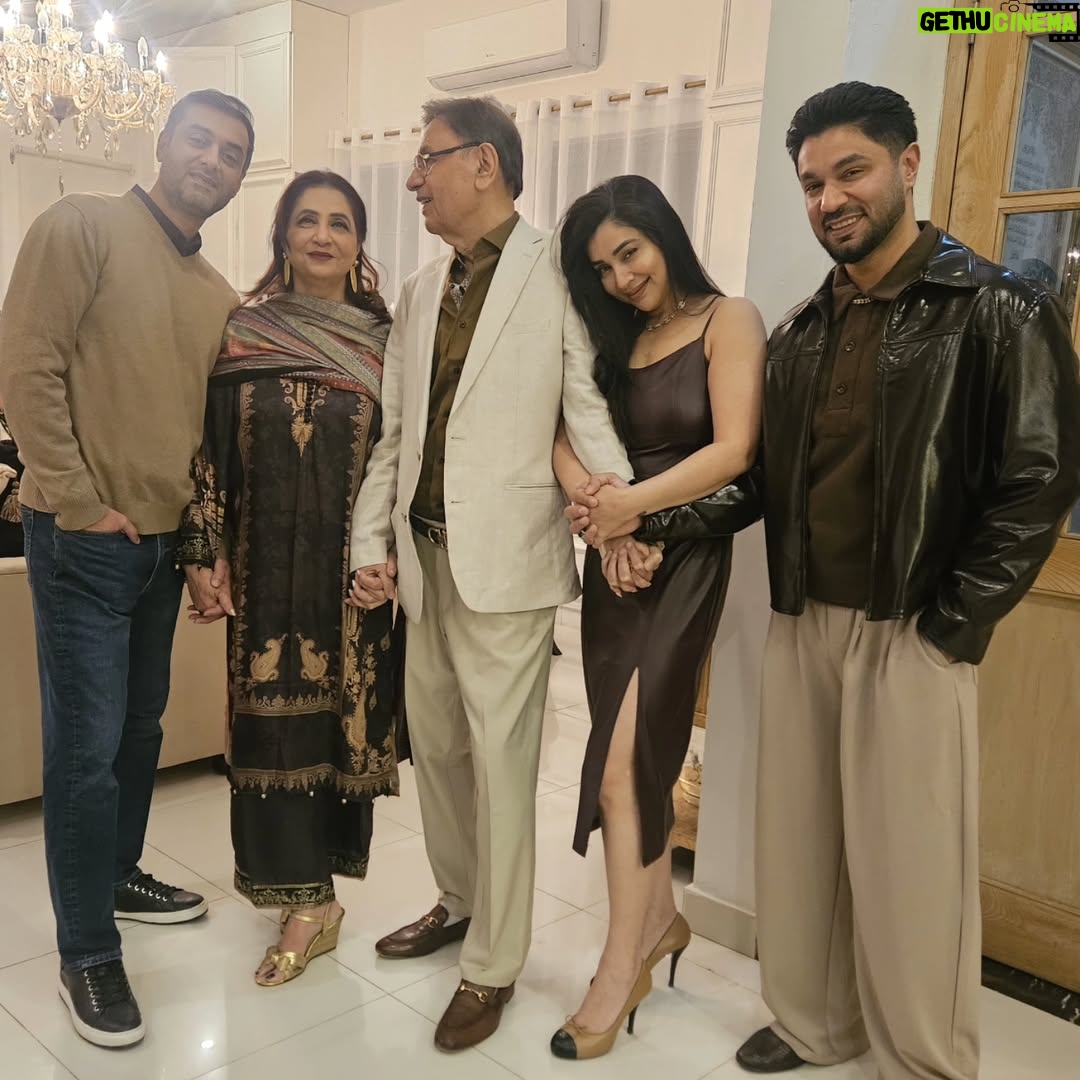 Komal Rizvi - 1.2K Likes - Hum paanch. 🖐
#familylove #rizviclan