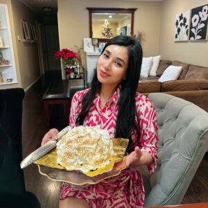 Komal Rizvi Instagram - BAKED ALASKA
Homemade dark mocha ice cream with a light chocolate chiffon sponge, which is my special recipe topped with an extra airy swiss meringue! 
#sexydesserts #lovetocook #bakedalaska