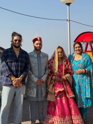 Komal Saklani Instagram - Congratulations bacho bholenath blessed you with all happiness in ur life ā¤ļøā¤ļø
#bhaikishaadi #bhaibhabi #happymarriedlife