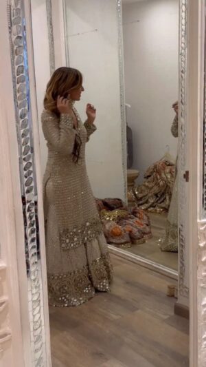Komal Sodhi Instagram - ❤️❤️❤️…thoda close up but ignore the mess.
Bridal Trunk show 16th ,17th and 18th of Jan … 11 to 6 all 3 days ! RSVP us at 408-621-6733.
Stay tuned for jewelry and Accessories all 3 days ! 
#suits #shraras #mırrorwork #trunkshow #exhibition #glamour #like #viralreels❤️ #sharethispost #share #viralpost #viralreels❤️