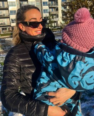 Kosovare Asllani Instagram - In a fast-moving life, I’m grateful for the short family moments that slow me down 🥰🇸🇪
Até amanhã, Portugal!