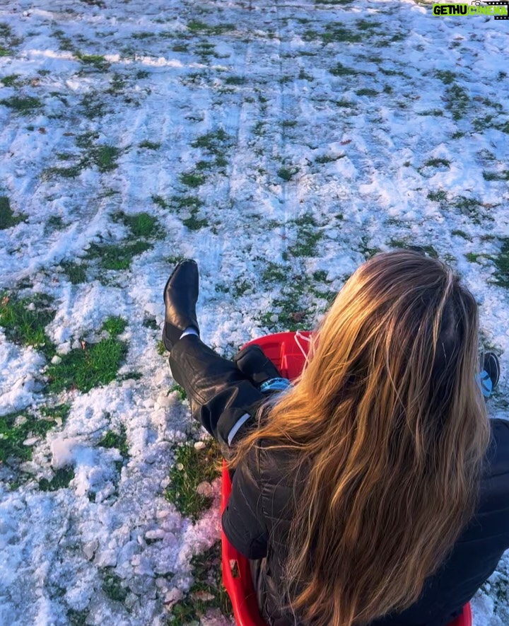 Kosovare Asllani - 9.3K Likes - In a fast-moving life, I’m grateful for the short family moments that slow me down 🥰🇸🇪
Até amanhã, Portugal!