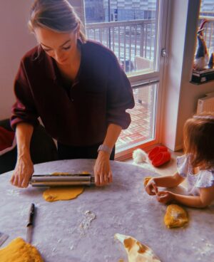 Kosovare Asllani Instagram - In a fast-moving life, I’m grateful for the short family moments that slow me down 🥰🇸🇪
Até amanhã, Portugal!