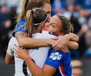 Kosovare Asllani Instagram - Straight from International break to Stamford Bridge. Didn’t get the result with us but a strong team performance to build on 🩵   plenty of reunions after the game ✨