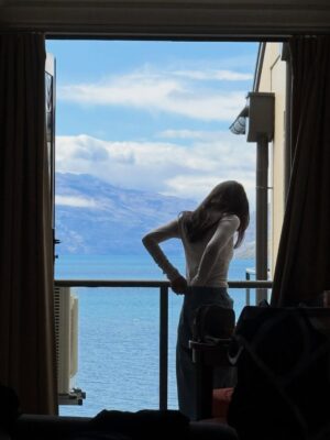 Kotoko Yamaga Instagram - 旅行中のいろんな私👖🐾🪨🌫️🥂