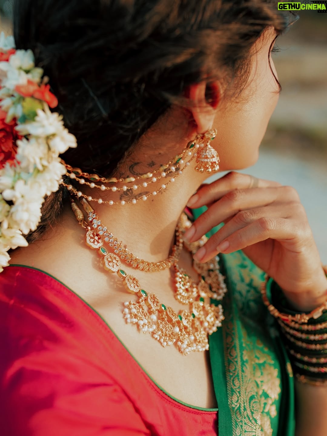 Krishi Thapanda - 28.1K Likes - 🌿💚

Saree: @thenalme 
Blouse: @likitha_suresh_ 
MUA: @makeoverwith_vandana 
Jewellery: @theamethyststore