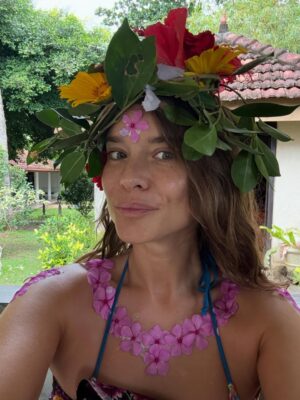 Kristína Svarinská Instagram - Tradičný ajurvédsky recap. A predsa úplne iný. Po dlhom čase ostávam na Vianoce doma, tak som sa šla namočiť do oleja skôr. A prvýkrat som nebola sama, ale zobrala som aj svoju milovanú sestru. A ako vždy, všetko bolo úplne inak než som myslela. A to je na tom to najlepšie. Môžem mať očakávania, plány a predpoklady, ale proces si to aj tak zariadi po svojom. A tak len, že trust the process:) ďakujem ti milovaná @sethmara_ayurbeach_srilanka, že sa u teba vždy cítim ako doma. Safe&loved🤍 majte krásny predvianočný čas a nezabudnite občas myslieť aj na seba a dopriať si, to čo potrebuje vaše telo a duša. Love ✨