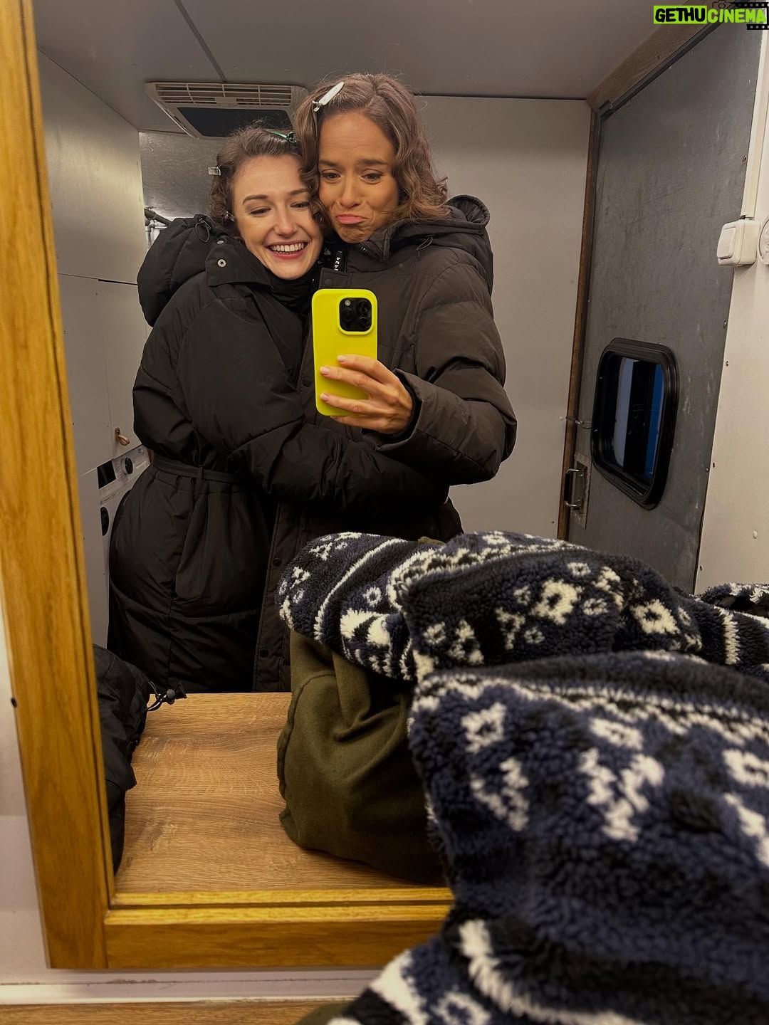 Kristína Svarinská - 21.2K Likes - Tak to prišlo. Náš seriálový svet sa otriasol v základoch:) Všetci dobre vieme, že moja malá sestra už má inú, životne dôležitú rolu . @petyadubay, ďakujem ti za nádherné 3roky plné lásky, porozumenia, smiechu, sĺz a absolútného súznenia duší. Bolo pre mna cťou byť ti veľkou sestrou a partáčkou na pľaci a kedže vieme, že týmto nič nekončí, teším sa na všetko, čo nás čaká. Love u to the moon and back ! Si hviezda 🤍

#friendship #lubimtajakkona #dunajkvašimslužbám #televiziamarkiza #spoluužnafurt