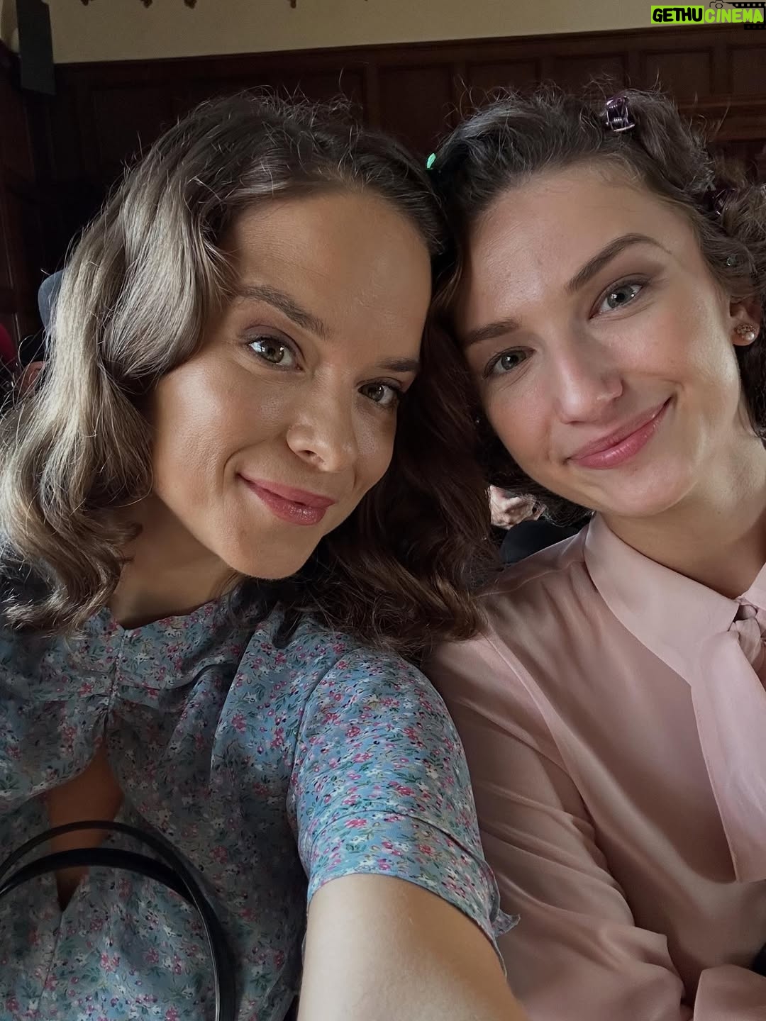 Kristína Svarinská - 21.2K Likes - Tak to prišlo. Náš seriálový svet sa otriasol v základoch:) Všetci dobre vieme, že moja malá sestra už má inú, životne dôležitú rolu . @petyadubay, ďakujem ti za nádherné 3roky plné lásky, porozumenia, smiechu, sĺz a absolútného súznenia duší. Bolo pre mna cťou byť ti veľkou sestrou a partáčkou na pľaci a kedže vieme, že týmto nič nekončí, teším sa na všetko, čo nás čaká. Love u to the moon and back ! Si hviezda 🤍

#friendship #lubimtajakkona #dunajkvašimslužbám #televiziamarkiza #spoluužnafurt