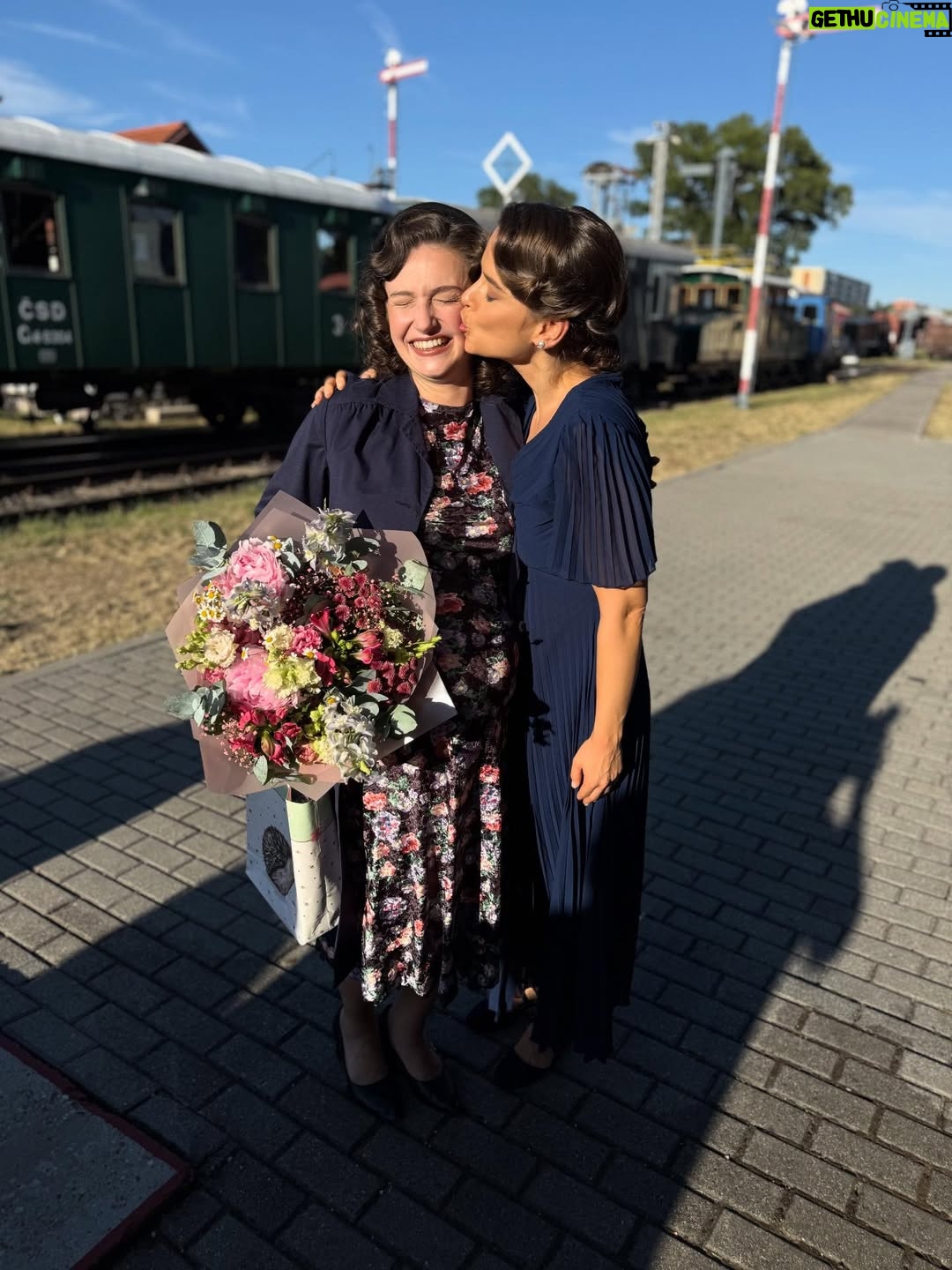 Kristína Svarinská - 21.2K Likes - Tak to prišlo. Náš seriálový svet sa otriasol v základoch:) Všetci dobre vieme, že moja malá sestra už má inú, životne dôležitú rolu . @petyadubay, ďakujem ti za nádherné 3roky plné lásky, porozumenia, smiechu, sĺz a absolútného súznenia duší. Bolo pre mna cťou byť ti veľkou sestrou a partáčkou na pľaci a kedže vieme, že týmto nič nekončí, teším sa na všetko, čo nás čaká. Love u to the moon and back ! Si hviezda 🤍

#friendship #lubimtajakkona #dunajkvašimslužbám #televiziamarkiza #spoluužnafurt
