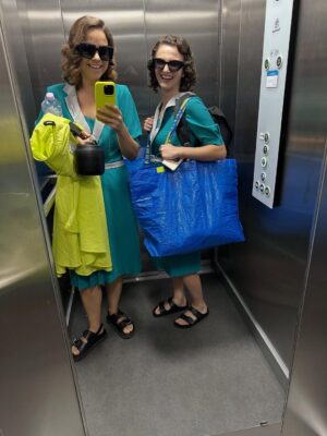 Kristína Svarinská Instagram - Tak to prišlo. Náš seriálový svet sa otriasol v základoch:) Všetci dobre vieme, že moja malá sestra už má inú, životne dôležitú rolu . @petyadubay, ďakujem ti za nádherné 3roky plné lásky, porozumenia, smiechu, sĺz a absolútného súznenia duší. Bolo pre mna cťou byť ti veľkou sestrou a partáčkou na pľaci a kedže vieme, že týmto nič nekončí, teším sa na všetko, čo nás čaká. Love u to the moon and back ! Si hviezda 🤍

#friendship #lubimtajakkona #dunajkvašimslužbám #televiziamarkiza #spoluužnafurt