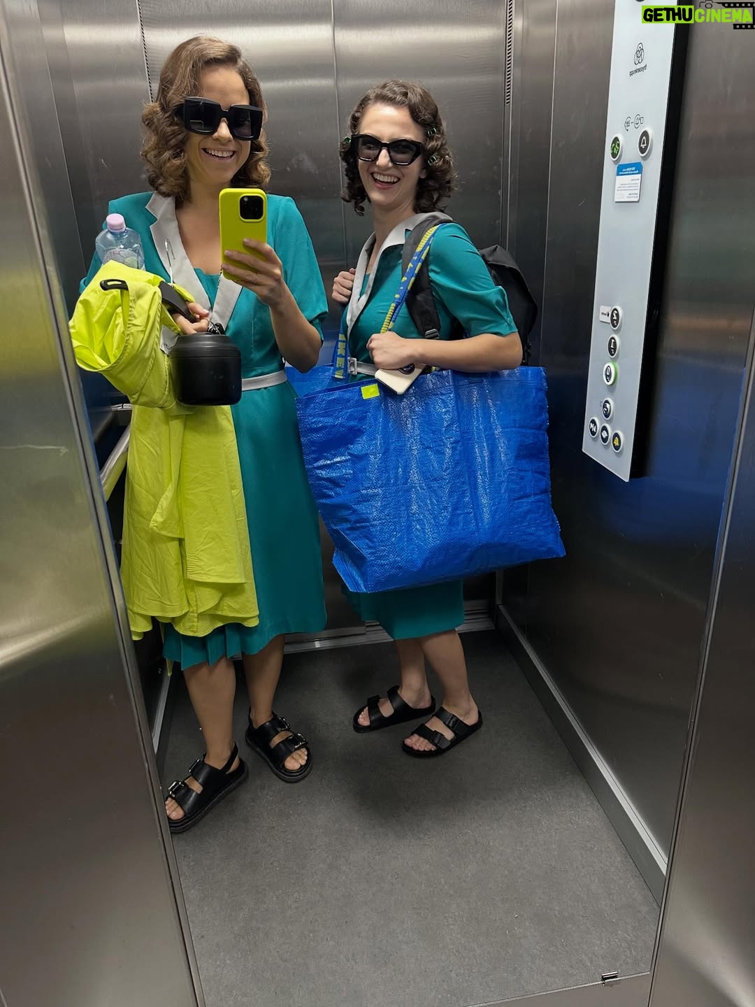 Kristína Svarinská - 21.2K Likes - Tak to prišlo. Náš seriálový svet sa otriasol v základoch:) Všetci dobre vieme, že moja malá sestra už má inú, životne dôležitú rolu . @petyadubay, ďakujem ti za nádherné 3roky plné lásky, porozumenia, smiechu, sĺz a absolútného súznenia duší. Bolo pre mna cťou byť ti veľkou sestrou a partáčkou na pľaci a kedže vieme, že týmto nič nekončí, teším sa na všetko, čo nás čaká. Love u to the moon and back ! Si hviezda 🤍

#friendship #lubimtajakkona #dunajkvašimslužbám #televiziamarkiza #spoluužnafurt