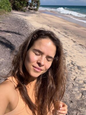 Kristína Svarinská Instagram - Tradičný ajurvédsky recap. A predsa úplne iný. Po dlhom čase ostávam na Vianoce doma, tak som sa šla namočiť do oleja skôr. A prvýkrat som nebola sama, ale zobrala som aj svoju milovanú sestru. A ako vždy, všetko bolo úplne inak než som myslela. A to je na tom to najlepšie. Môžem mať očakávania, plány a predpoklady, ale proces si to aj tak zariadi po svojom. A tak len, že trust the process:) ďakujem ti milovaná @sethmara_ayurbeach_srilanka, že sa u teba vždy cítim ako doma. Safe&loved🤍 majte krásny predvianočný čas a nezabudnite občas myslieť aj na seba a dopriať si, to čo potrebuje vaše telo a duša. Love ✨